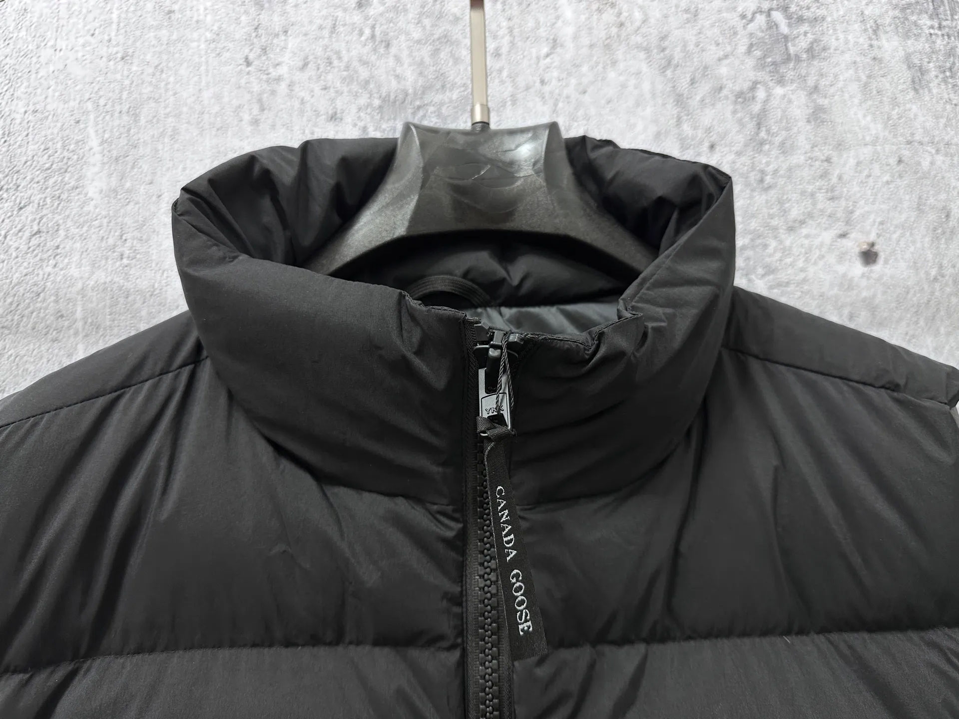 P560 【CANADA GOOSE】Lawrence Men's Down Vest The Lawrence down vest features a durable shell and quilted body, making it a must-have item for all seasons. It's made from sustainable Enduraluxe fabric, which has a durable soft touch. The Lawrence features a thoughtfully designed down-filled collar to block strong winds, a two-way zipper and a longer rear hem. Size: XS-XXL